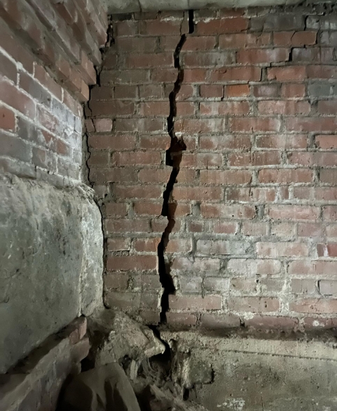 crack in brick foundation